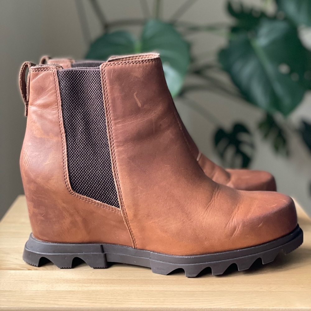 Sorel Joan of Arctic Wedge III Chelsea Bootie. Color Hazelnut, blackened brown